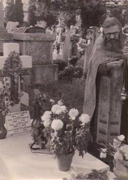 Le Père Léonide Chrol célébrant dans un cimetière